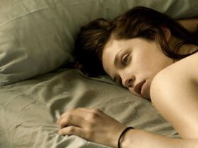 Джессика Де Гау секси – Последние часы (2013) #3