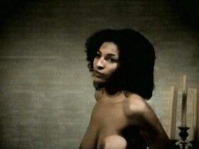 Пэм Гриер голая – Барабан (1976)