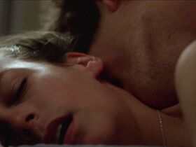 Джейми Ли Кёртис голая – Голубая сталь (1989)