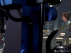 Сара Уайнтер голая – Шестой день (2000)