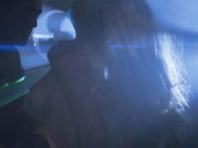 Рене Гриффин голая – Киборг 2: Стеклянная тень (1993)