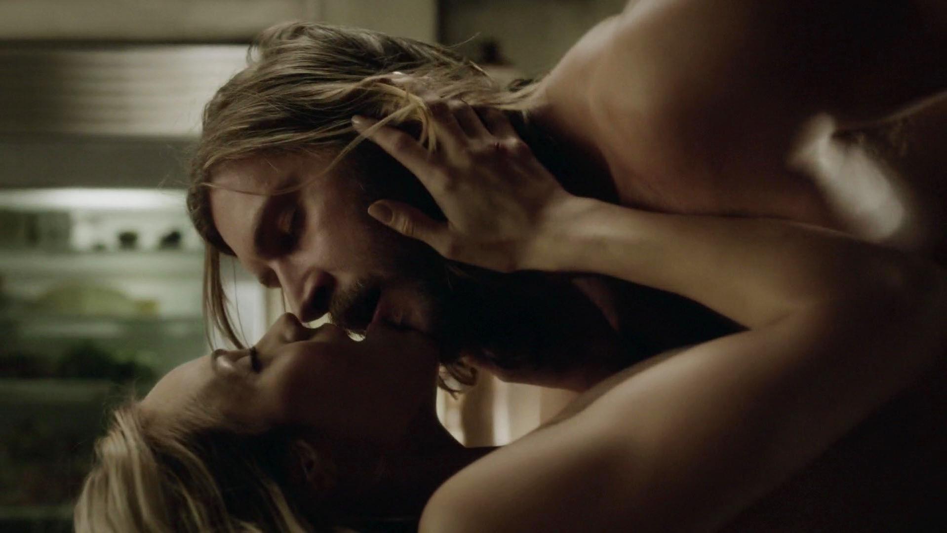 Формадағы жалаңаш кеуделі әйелдердің суреттері