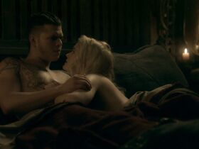 Алисия Агнесон секси – Викинги s05e12 (2017)