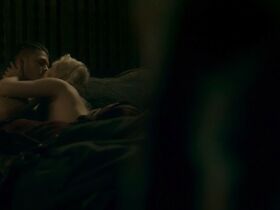 Алисия Агнесон секси – Викинги s05e12 (2017) #2