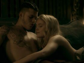 Алисия Агнесон секси – Викинги s05e12 (2017) #4