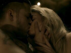 Алисия Агнесон секси – Викинги s05e12 (2017) #5