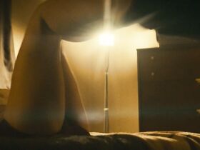 Лили Коллинз секси – Красивый, плохой, злой (2019) #1