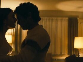 Лили Коллинз секси – Красивый, плохой, злой (2019) #4