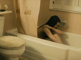 Лили Коллинз секси – Красивый, плохой, злой (2019) #6