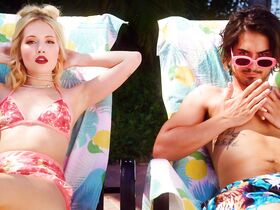 Келли Бёрглунд голая, другие – Апокалипсис сейчас s01e05 (2019) #5