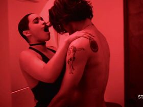 Келли Бёрглунд голая, другие – Апокалипсис сейчас s01e05 (2019) #8