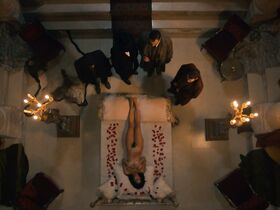 Элиза Афи Агбагла голая – Убийство по Фрейду s01e02 (2019)