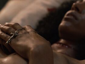 Элиза Афи Агбагла голая – Убийство по Фрейду s01e02 (2019) #2