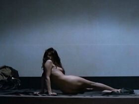 Надя Мурузи голая – Пчеловод (1986) #10