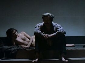 Надя Мурузи голая – Пчеловод (1986) #6