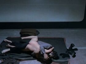 Надя Мурузи голая – Пчеловод (1986) #9