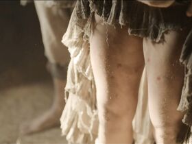 Клаудия Салас голая – Чума s02e01 (2018) #2