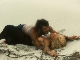 Марианджела Мелато голая – Унесённые необыкновенной судьбой в лазурное море в августе (1974)