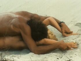 Марианджела Мелато голая – Унесённые необыкновенной судьбой в лазурное море в августе (1974) #10