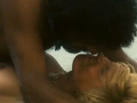 Марианджела Мелато голая – Унесённые необыкновенной судьбой в лазурное море в августе (1974) #12