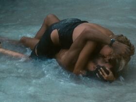 Марианджела Мелато голая – Унесённые необыкновенной судьбой в лазурное море в августе (1974) #15