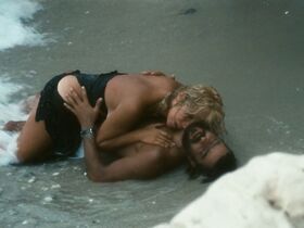 Марианджела Мелато голая – Унесённые необыкновенной судьбой в лазурное море в августе (1974) #17