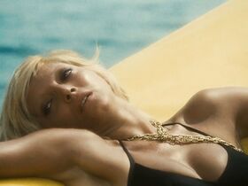 Марианджела Мелато голая – Унесённые необыкновенной судьбой в лазурное море в августе (1974) #7