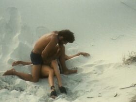 Марианджела Мелато голая – Унесённые необыкновенной судьбой в лазурное море в августе (1974) #8