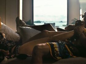 Айла Фишер секси – Пляжный бездельник (2019)