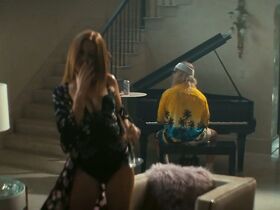 Айла Фишер секси – Пляжный бездельник (2019) #10