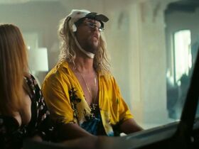 Айла Фишер секси – Пляжный бездельник (2019) #11