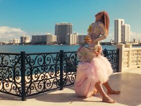 Айла Фишер секси – Пляжный бездельник (2019) #15