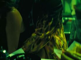 Айла Фишер секси – Пляжный бездельник (2019) #16