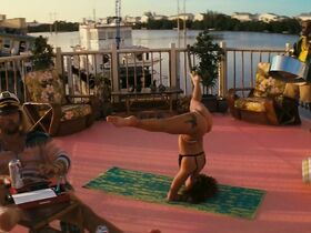 Айла Фишер секси – Пляжный бездельник (2019) #17