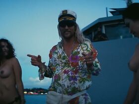 Айла Фишер секси – Пляжный бездельник (2019) #21