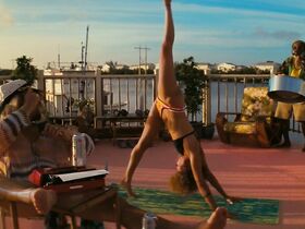 Айла Фишер секси – Пляжный бездельник (2019) #23