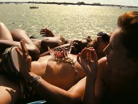 Айла Фишер секси – Пляжный бездельник (2019) #4