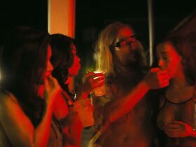 Айла Фишер секси – Пляжный бездельник (2019) #6