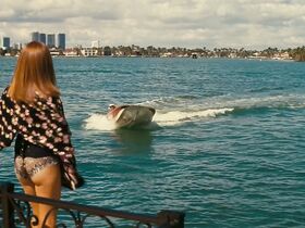 Айла Фишер секси – Пляжный бездельник (2019) #9