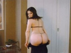 Линда Лай голая – El fascista, la beata y su hija desvirgada (1978) #11