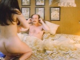 Линда Лай голая – El fascista, la beata y su hija desvirgada (1978) #15