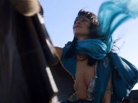 Кэти Луиз Саундерс секси – Царь скорпионов: Книга душ (2018) #10