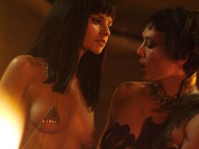 Кэти Луиз Саундерс секси – Царь скорпионов: Книга душ (2018) #12