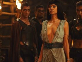 Кэти Луиз Саундерс секси – Царь скорпионов: Книга душ (2018) #13