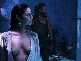 Кэти Луиз Саундерс секси – Царь скорпионов: Книга душ (2018) #4