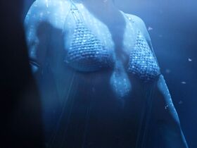 Кэти Луиз Саундерс секси – Царь скорпионов: Книга душ (2018) #5