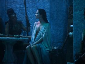 Кэти Луиз Саундерс секси – Царь скорпионов: Книга душ (2018) #8