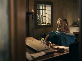 Матильда Лутц секси – Медичи: Повелители Флоренции s02e05 (2018) #2