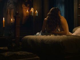 Синнёве Карлсен голая – Медичи: Повелители Флоренции s02e03 (2018) #3