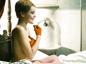 Магда Вашариова голая – Птички, сироты и блаженные (1969) #8